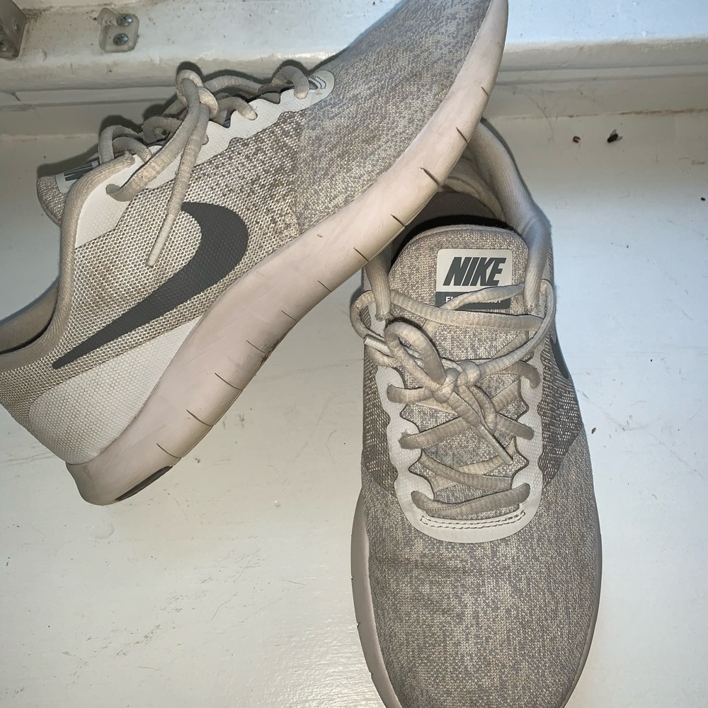 Size 8.5 women’s Nike flex contact running sneaker